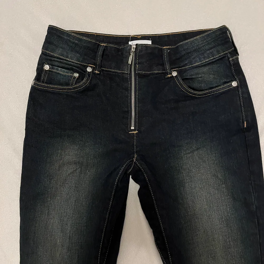 Mörkblåa lågmidjade utsvängda jeans från weekday❤️ as snygga och använt en gång men tyvärr var midjan för liten och passa inte mig💋 WAIST:72 SEAT:96. Jeans & Byxor.