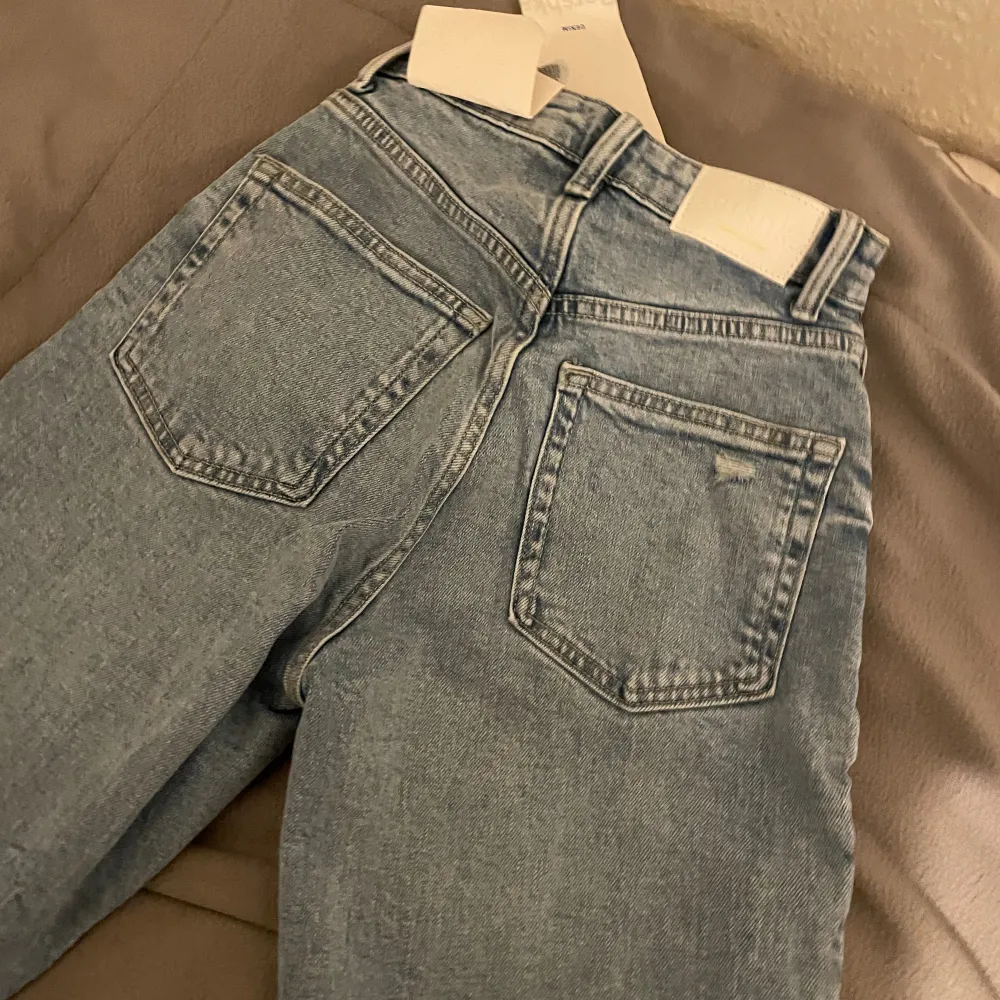 Fina jeans från bershka i strl 32. Säljer pga att dem är för korta (är 159cm). Helt nya och oanvända, prislapp finns på.  Pris: 250kr. Jeans & Byxor.