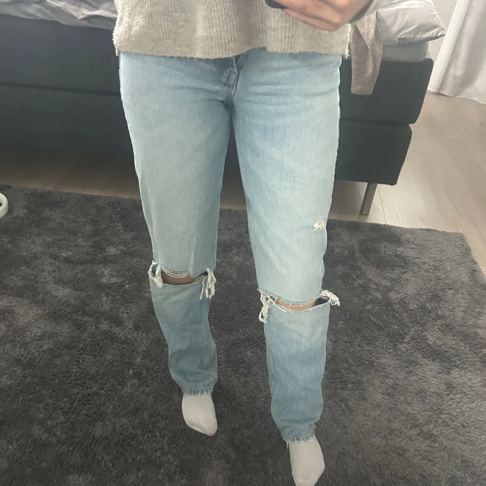 Säljer mina otroliga jeans då de tyvärr blivit försmå på mig, de är knappt använda och därav i nyskick !! skriv om du undrar något. Jeans & Byxor.