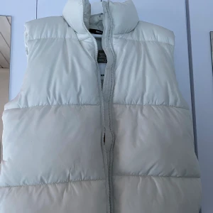 Väst - Säljer min supersnygga väst ifrån bikbok i färgen off-white!!! Oanvänd med lapp kvar  Storlek xs
