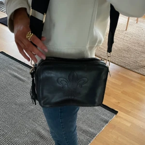 Morris handväska  - Säljer denna snygga handväska från Morris. Den är lite sliten, men det är inget man ser när man använder den! 💓💓