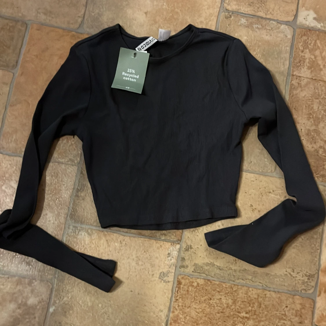 Magkort tunn långärmad T-shirt