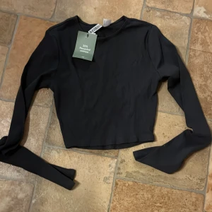 Magkort tunn långärmad T-shirt  - Den är ny