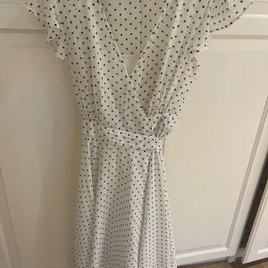 Vitprickig klänning - Jättesöt vitprickig klänning! Köpt på bikbok för ca 5 år sedan. Endast använd en gång och har inga defekter! ✨✨