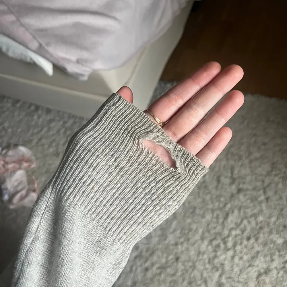 Säljer min gråa zip hoodie ifrån soft goat, den har hål vid armbågen och längst ut mot handen!❤️. Neuletakit & Villapaidat.