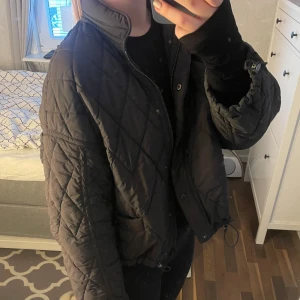 Zara quiltad jacka  - Superfin jacka från Zara🥰Bild 2 och 3 är lånade från tjejen jag köpte av på plick