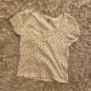Tröja från brandy melville - Säljer denna mysiga och somriga topp ifrån brandy melville💘💌