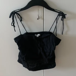 Söt top från H&M - Jag har gillat tröjan men växt ur den och inte använt den på länge, så därför säljer jag. Sjusterbara band är också en fördel