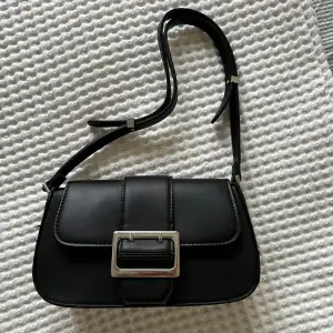 Jättefin handväska använd några gånger men hållt sig i väldigt bra skick, köpt från Zara.