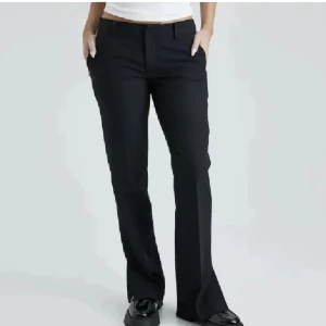 Kostymbyxor lågmidjade  - Lågmidjade kostymbyxor med slit från bik bok💗 säljer pågrund av att dem är för små, säljs inte längre. 