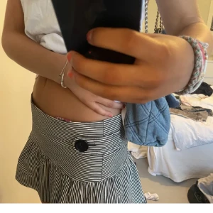 Söt kjol  - Så söt kjol som är köpt här på plick(förra ägarens bilder). Liten i storleken så passar nog någon som bär storlek 36-38! Köp direkt för 270! 