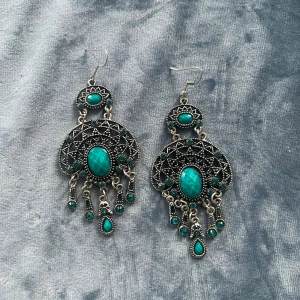 Turkosblåa örhängen - Köpta utomlands från Grekland (om jag inte minns fel) 