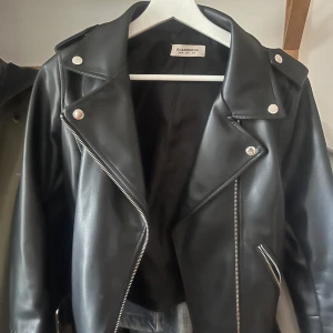 Skinnjacka  - Säljer min skinnjacka då den inte kommer till användning. Nästintill oanvänd🩷 Ifrån glamours men köpt på Nelly 