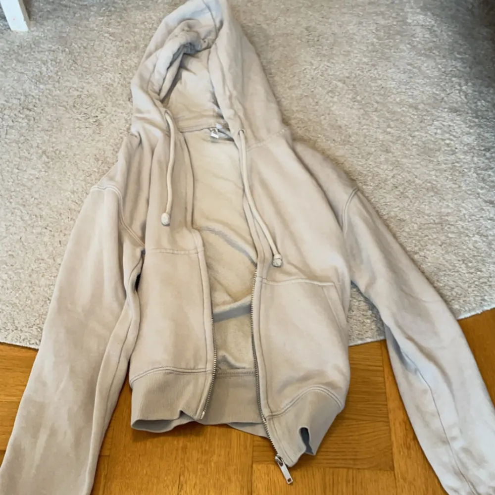 en zip up hoodie från H&M som inte har använts mycket på senaste! det finns inte några fläckar eller något annat! frakten ingår INTE i priset! 💞. Hoodies.