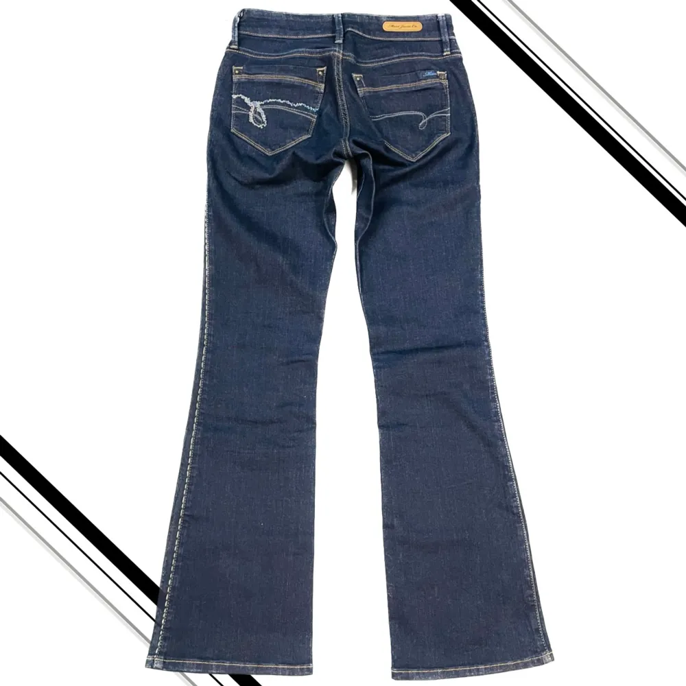 Lågmidjade bootcut jeans ifrån Mavi🫶 Midja:73cm Innerbenslängd: 76cm Jeansen har stretch. Jeans & Byxor.