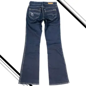 Lågmidjade bootcut jeans ifrån Mavi🫶 Midja:73cm Innerbenslängd: 76cm Jeansen har stretch
