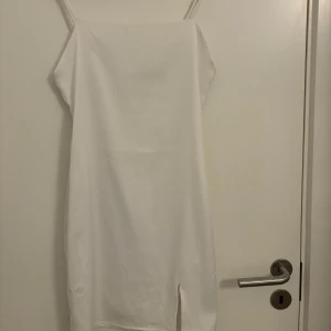Sexig klänning - Sexig snygg silkes klänning från bikbok i storlek S. Använd en gång