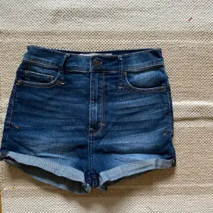 Mörkblå shorts från Hollister. Stl w24, passar som xs. Säljer då de tyvärr är för små för mig.