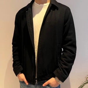 Jacka  - Skön och snygg jacka. Inte jätte tjock och perfekt för våren. Modellen på bilden är runt 180 cm.