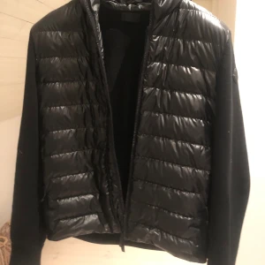 Moncler cardigan med luva - säljer nu min Moncler Cardigan med luva köpt på Nk kvitto finns kanske tags med. för mer bilder är det bara att fråga.