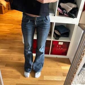 Lågmidjade bootcut jeans från Lee, mått: 79cm Inneben och 33 cm midja 