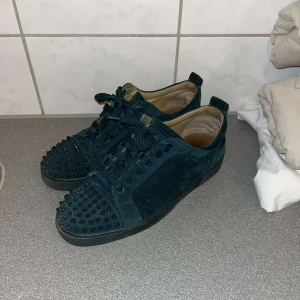 Christian Louboutin  - Säljer ett par skit snygga  Christian Louboutin skor som är i väldigt bra skick, skick 8,5/10.  Låda och dustbags kommer med vid köp hör av er vid fler frågor 