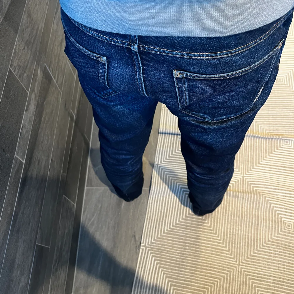 Nästan oanvända jeans förutom det hålet som blev till första gången jag använde dom, (hålet är knappt synligt). Skit snygga och stilrena. Nypris ligger runt 1200.. Jeans & Byxor.
