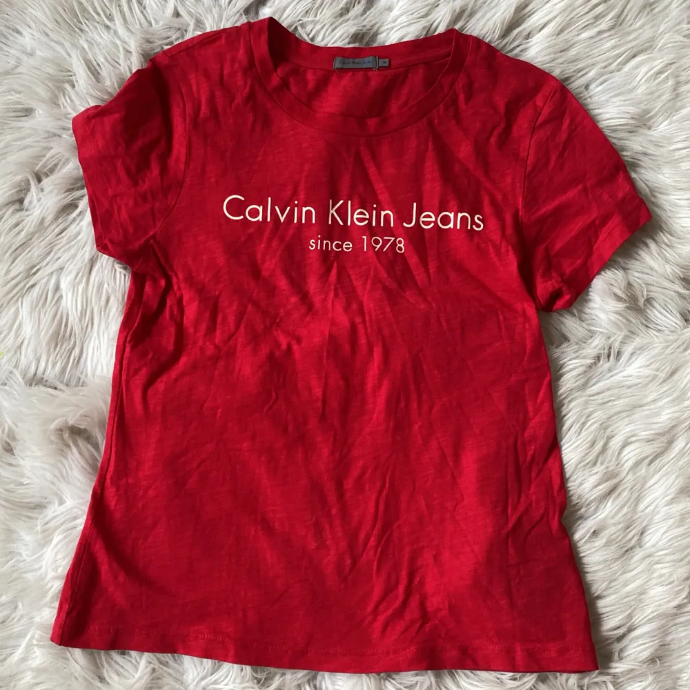 Jättefin röd tröja som som jag säljer för att den är för stor. Material: 100% Bomull  ❤️. T-shirts.