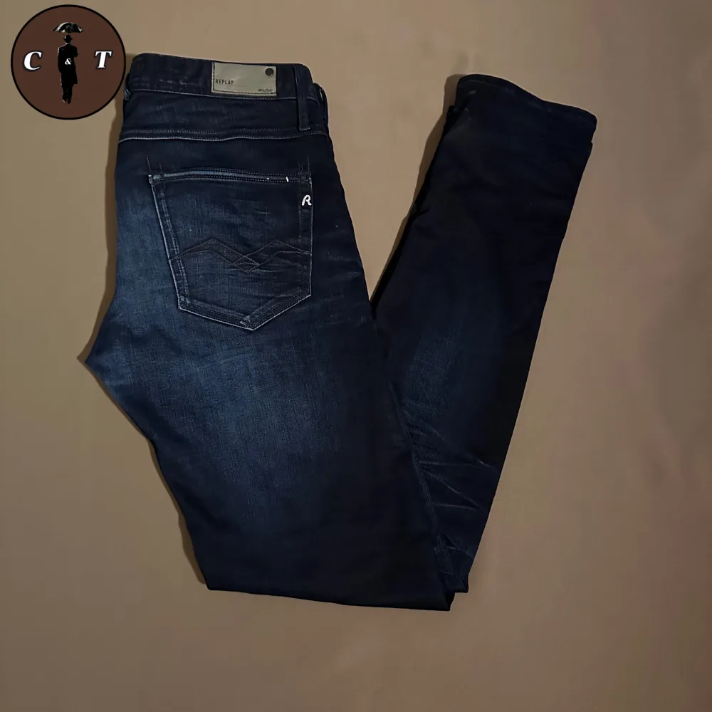 Nu säljer vi dessa snygga Replay jeans. Jeansen är i ett mycket bra skick och är i storleken 32/34. Vid frågor och funderingar är det bara att kontakta oss 👍🏻. Jeans & Byxor.