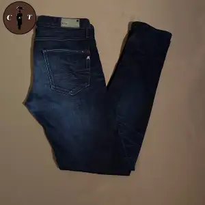 Nu säljer vi dessa snygga Replay jeans. Jeansen är i ett mycket bra skick och är i storleken 32/34. Vid frågor och funderingar är det bara att kontakta oss 👍🏻