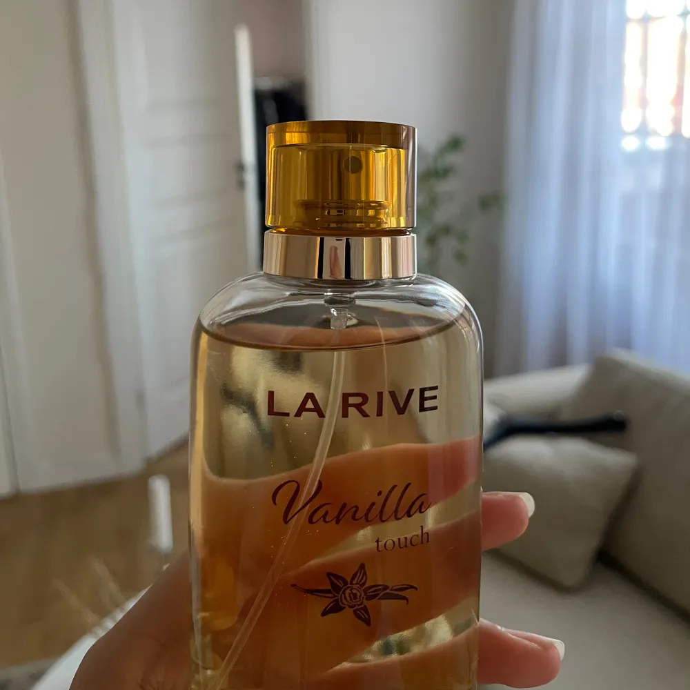 Köpte den i vintras men har endast använt den ett fåtal gånger💞90 ml. Övrigt.