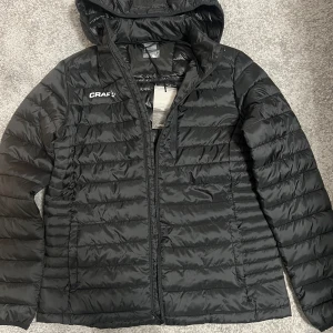 Craft jacka - Säljer denna Craft jacka. Den har aldrig använts och är i ny skick. Prislappen är kvar, köpt för 800kr. 