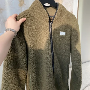 Fleece - Mysig fleece från True North. Storlek M🧡 funkar som både jacka o fleece. Sparsamt använd