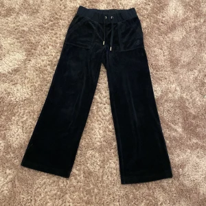 Mörkblåa Juicy couture - Vi säljer dessa juicy couture,vi sydde upp de men tyvärr blev de för lie för korta  vid slutet av byxorna,hon är runt 150 cm