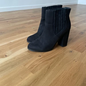 Boots - Ett par svarta klackar i st. 39  Finns små slitage på insidan av skorna men inget man märker av