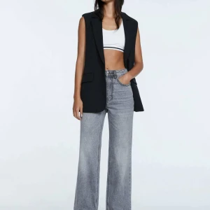 Jeans - Jeans från Stradivarius, köpt för fyra månader sen. Storlek 34, sitter lite tajt på kroppen. Jätte snyggt.