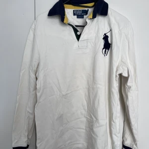 Ralph Lauren Rugbytröja Strl. M - Exklusiv, unik rugbytröja från Ralph Lauren i storlek Medium. Smakfull design med fina detaljer. Använd, men i mycket gott skick. Vid frågor, tveka inte att skicka meddelande 🙏