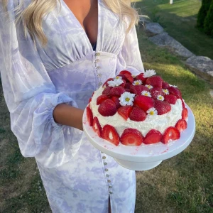 Positano klänning adoore - Intressekoll på min vackra eftertraktade sommarklänning från adoore. Den absolut perfekta midsommarklänningen🌷den har varit helt slutsåld på hemsidan sedan förra sommaren🎀🌸