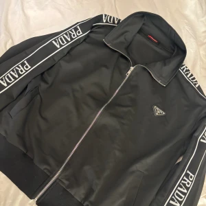 Prada tröja - Helt ny svart Prada tröja, wct liknande material. Fickor på sidorna. Storlek medium