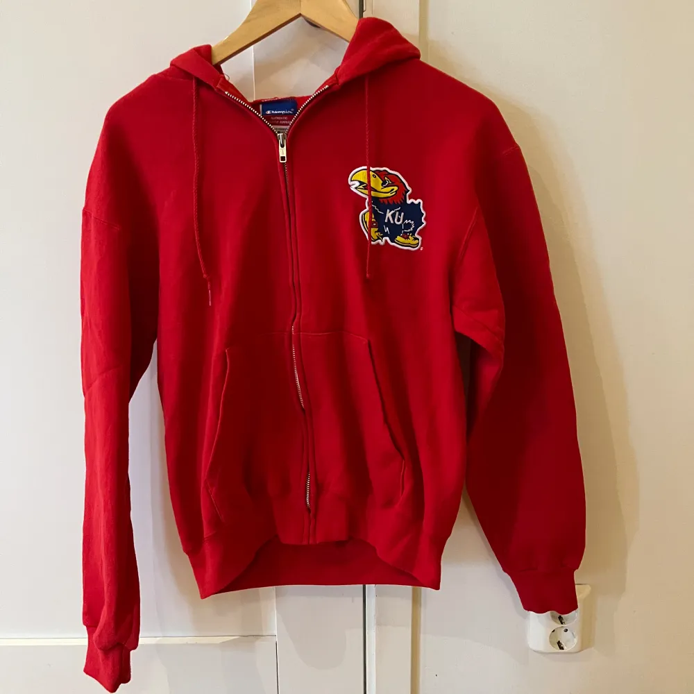 En röd Champion hoodie i storlek small, S. Kvaliten är bra.. Hoodies.