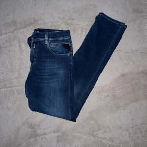Replay Jeans - Riktigt fräscha replay Jeans, storlek 30, 32. Perfekta nu till sommaren, Jeansen är i väldigt bra skick, skriv för mer frågor! Pris kan alltid diskuteras vid snabb affär!🙌