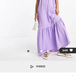 Lila sommarklänning maxilängd strl44 - Aldrig använd, prislapp på. 100% polyester. Väldigt fin klänning men såg inte bra ut på mig då jag har en stor byst. 