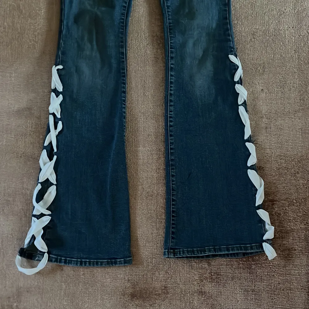 Så unika och snygga jeans som jag har satt på ett snöre längst ner på. Köpta från vero Moda i storlek 28-34 men sitter mer som 27 i midjan. Säljer för 250+frakt!. Jeans & Byxor.