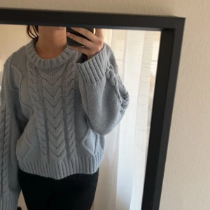 Tröja  - Blå stickad tröja från H&M i strl M, använd endast ett fåtal gånger, 150kr+frakt