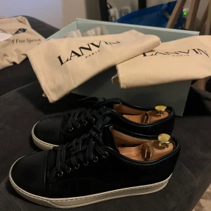 Lanvin Cap Toe  - Nästan helt oanvända lanvins i uk 6 (41) skick 9/10. Alla tillbehör tillkommer, box,dustbag etc. Nypris 4500kr. Jättefina dyra skoblock ingår i priset, som håller upp skornas form och som sätts i när man inte använder dom.
