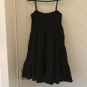 Svart klänning  - Svart jätte söt klänning från zara💗 klänningen är använd en gång sen dess har den inte kommit till användning💗storleken på kläningen är XS. Skriv till mig för frågor eller fler bilder. (Katt finns i hemmet)