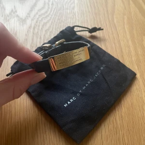 Marc by Marc Jacobs armband - Armband i läder från Marc by Marc Jacobs. Se bilder för skick. Kommer med dustbag som visas på bilderna.