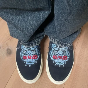 Sneakers  - Blåa kenzo slip-ons i storlek 40. Använda men fortfarande fina. 250kr❤️