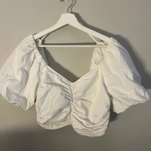 Fin topp  - Säljer denna fina topp ifrån Gina tricot i storlek m men passar mig med storlek s. Den är använd några gånger men ser inga tecken på användning. Skriv vid frågor eller intresse💗