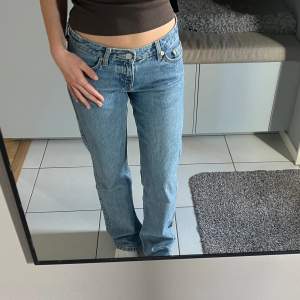 Jeans från Weekday, jag är 160cm